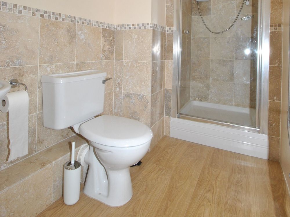 The Hood Arms Classic Double Room, Ensuite 3