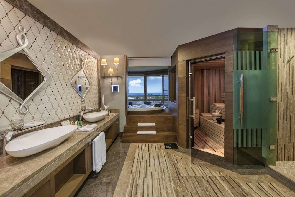 PRESIDENTIAL SUITE WITH SEA VIEW