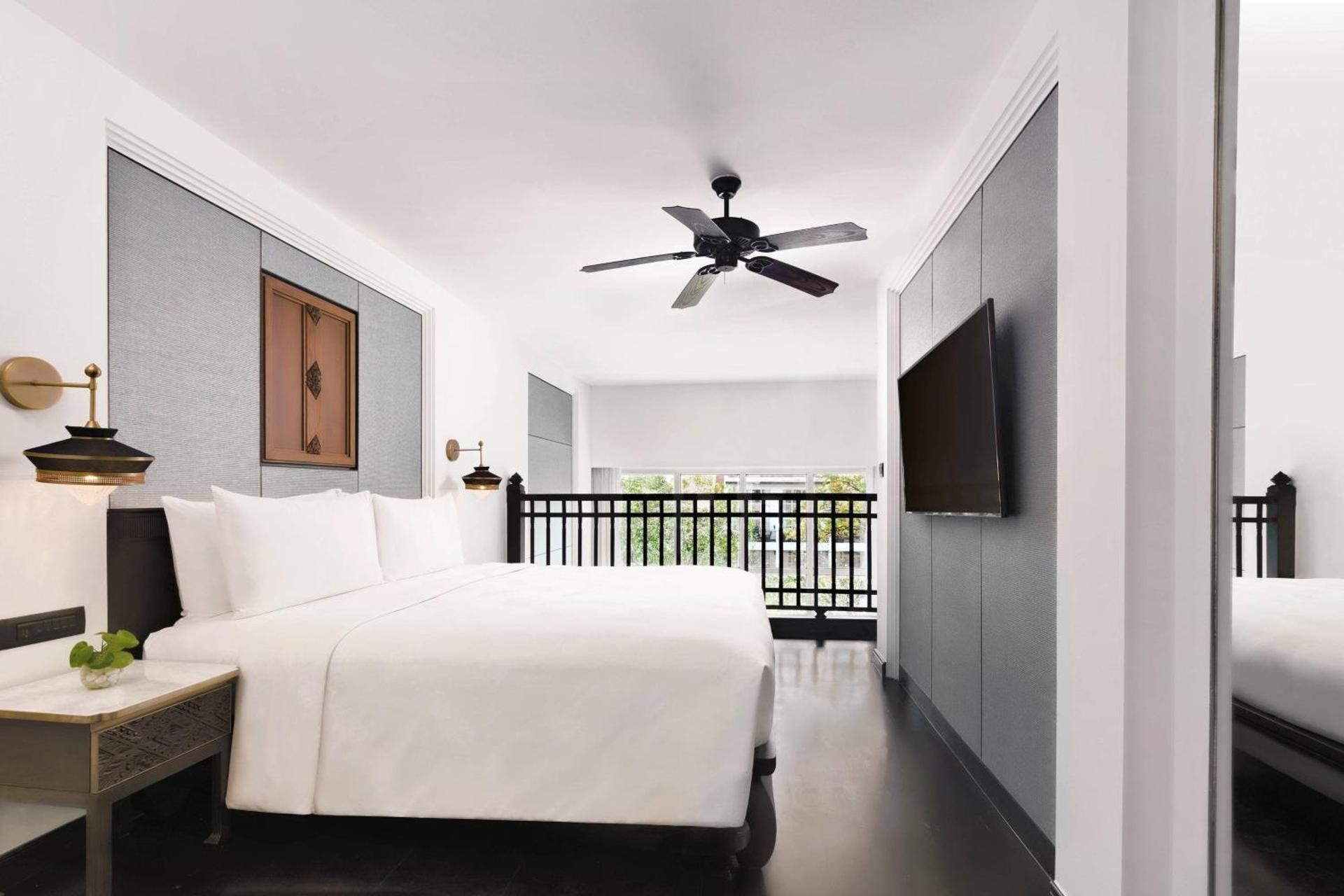 Duplex Suite, 1 Bedroom Bi-level Suite, 1 King, Sofa bed, Pool view, Balcony