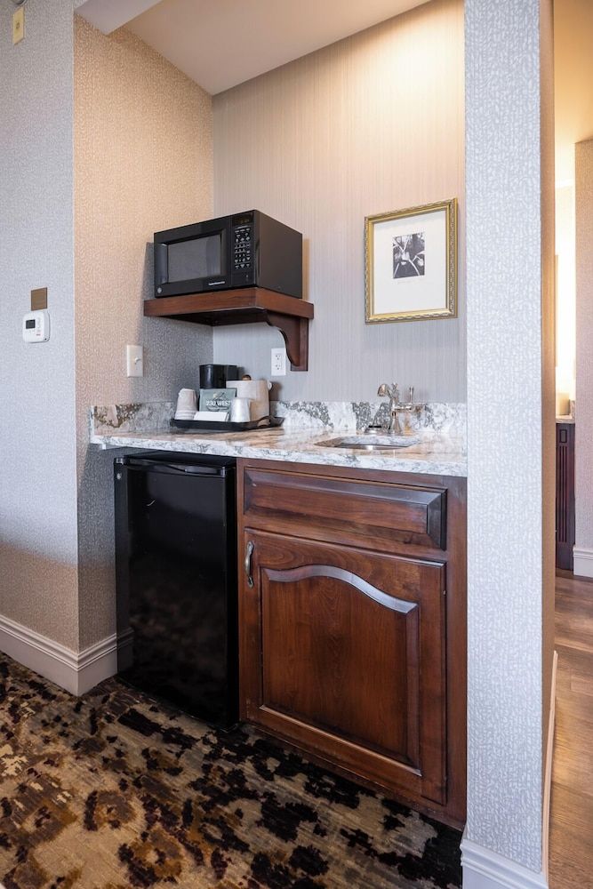 AmishView Inn and Suites Deluxe Room, 2 Queen Beds, Bathtub, Garden View 6