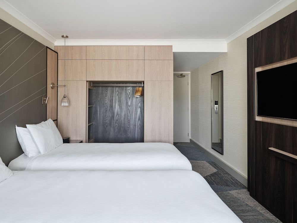 Room, 2 Twin Beds (Runway View)