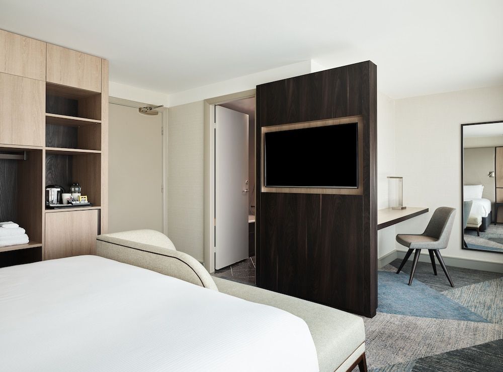 Room, 1 King Bed (Deluxe View)