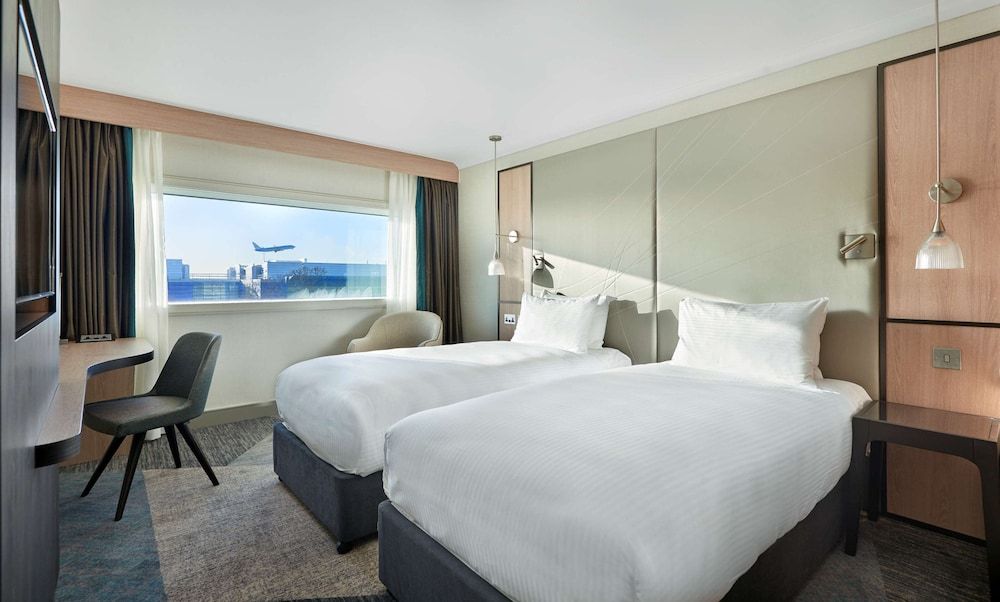 Room, 2 Twin Beds (Runway View)