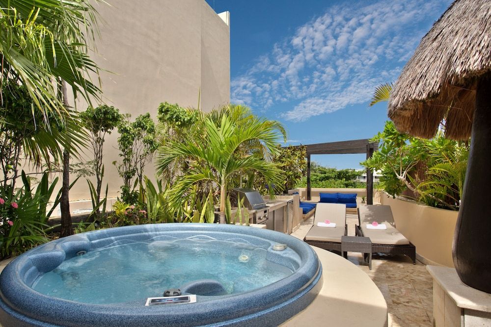 El Taj Oceanfront & Beachside Condo Hotel