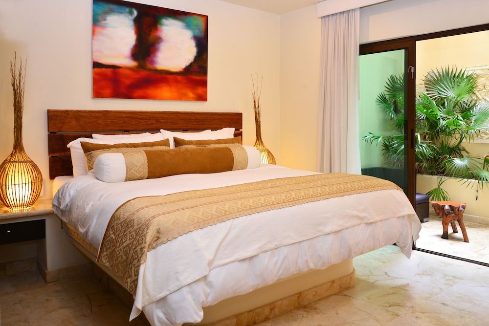 Deluxe Condo, 1 King Bed, Private Bathroom