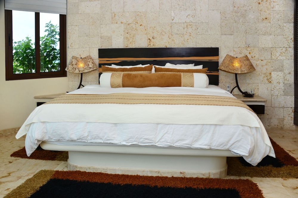 Deluxe Condo, 1 King Bed, Private Bathroom