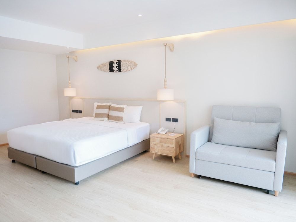 Deluxe Room, Pool View