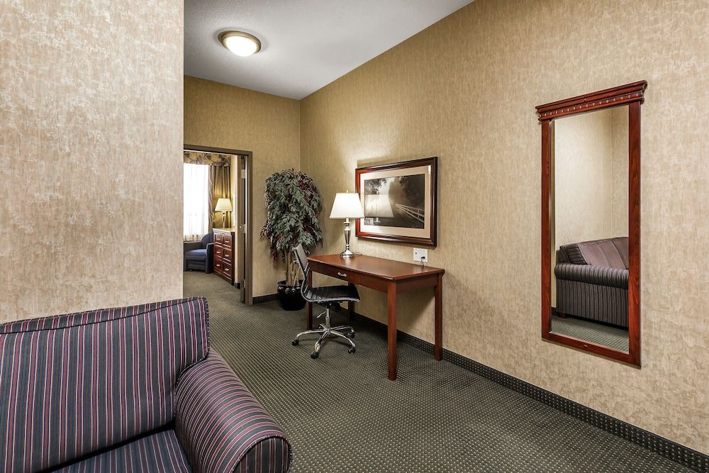 Redwood Inn & Suites - Grande Prairie Executive Suite 6