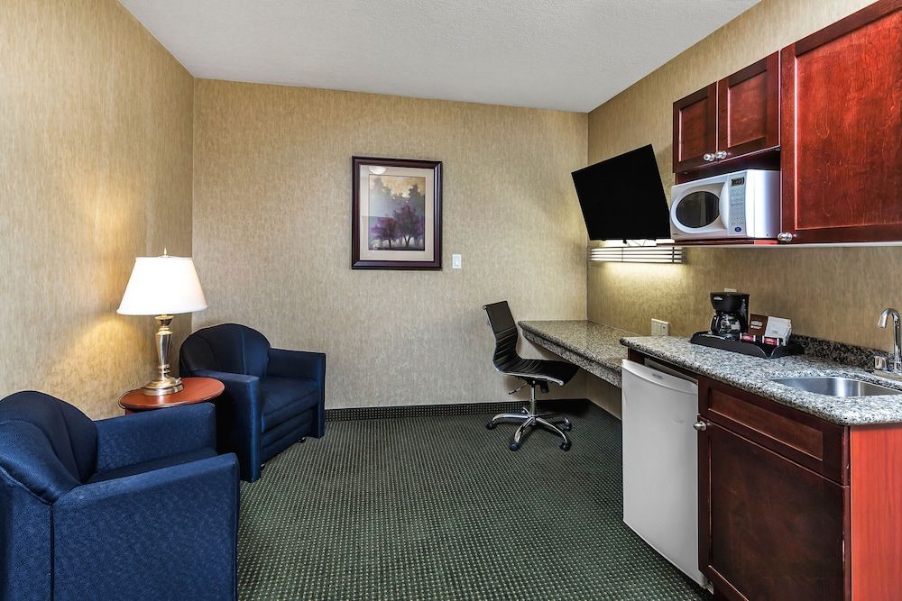 Redwood Inn & Suites - Grande Prairie Executive Suite 7