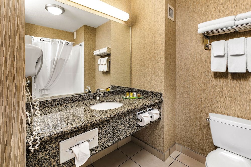 Redwood Inn & Suites - Grande Prairie Executive Suite 4
