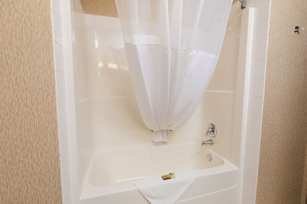 Redwood Inn & Suites - Grande Prairie Deluxe Room, 2 King Beds 5