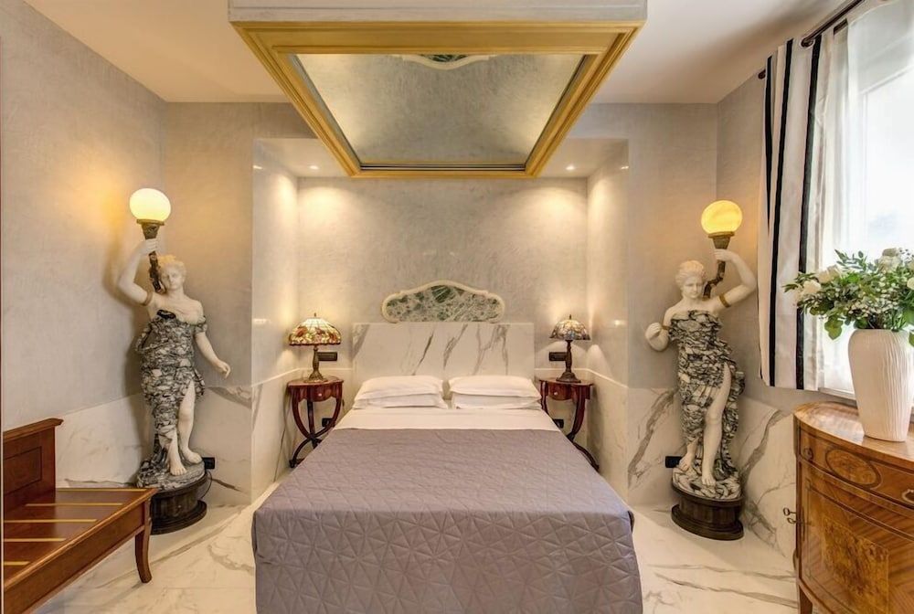 undefined Aurelius Art Gallery Hotel 9