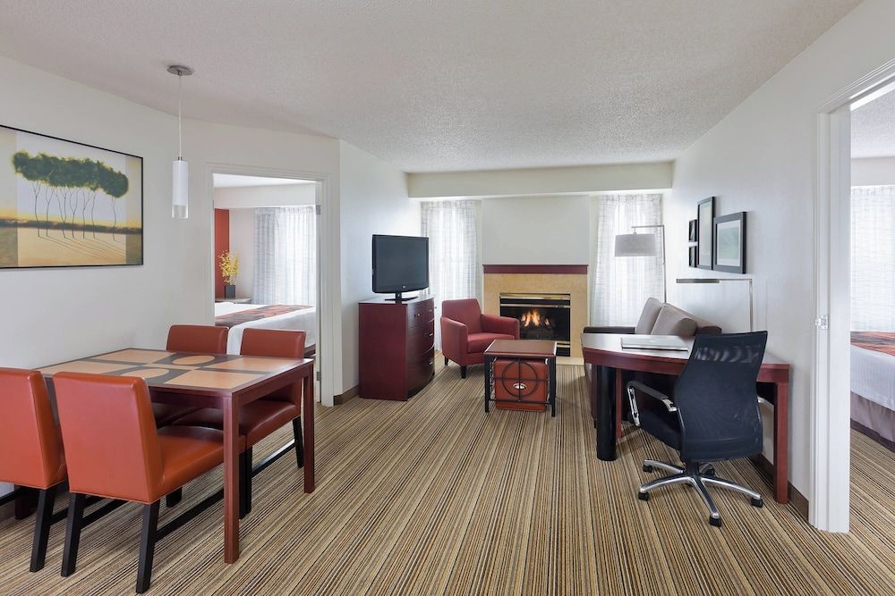 Suite, 2 Bedrooms, Fireplace (Mobility/Hearing Access, Roll-In Shwr)