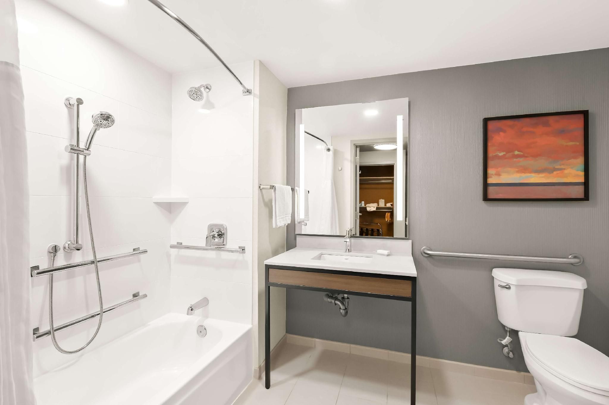 2 QUEEN MOBILITY/HEARING ACCESS W/BATHTUB