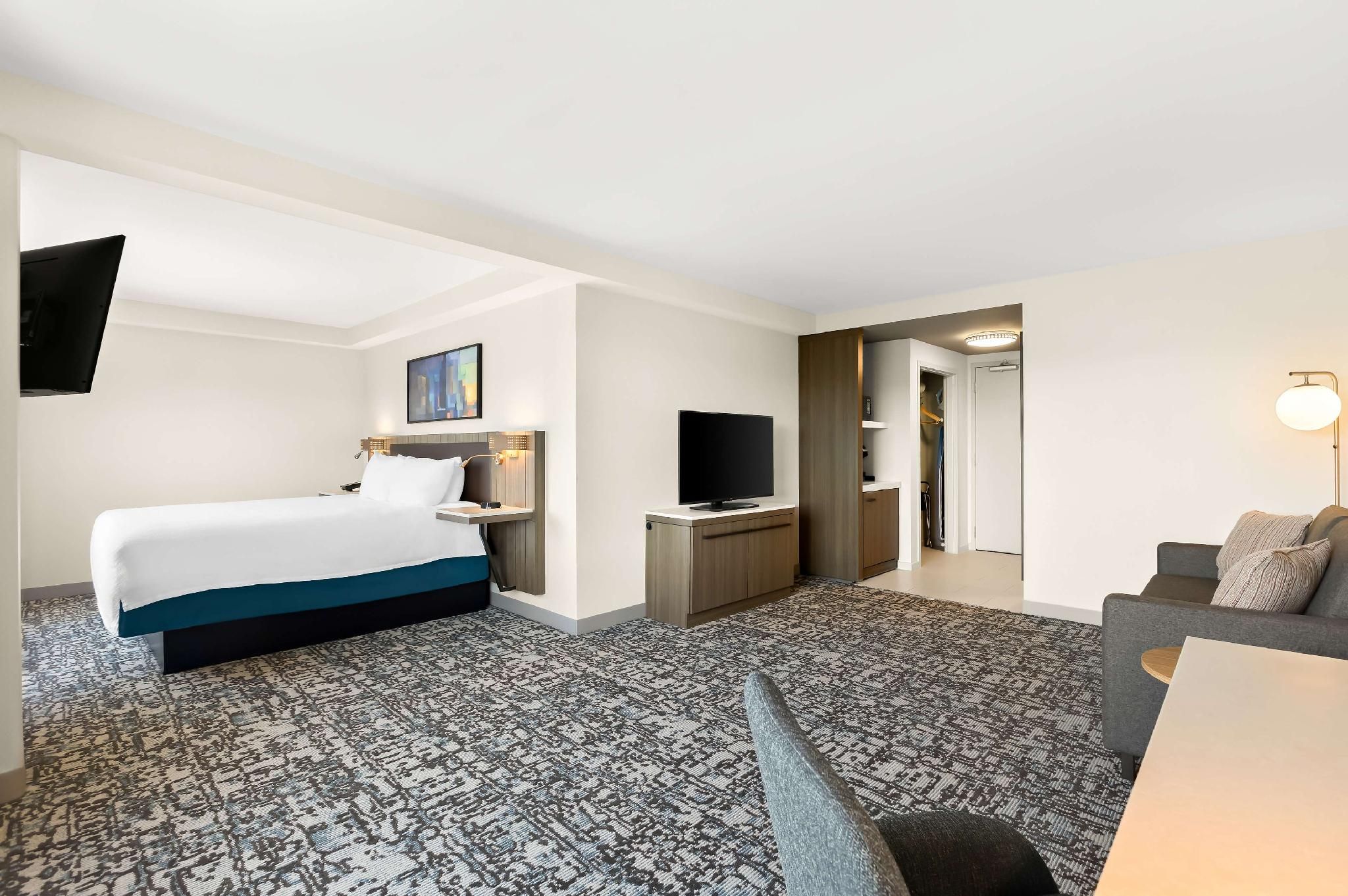 1 KING BED JUNIOR SUITE WITH SOFABED
