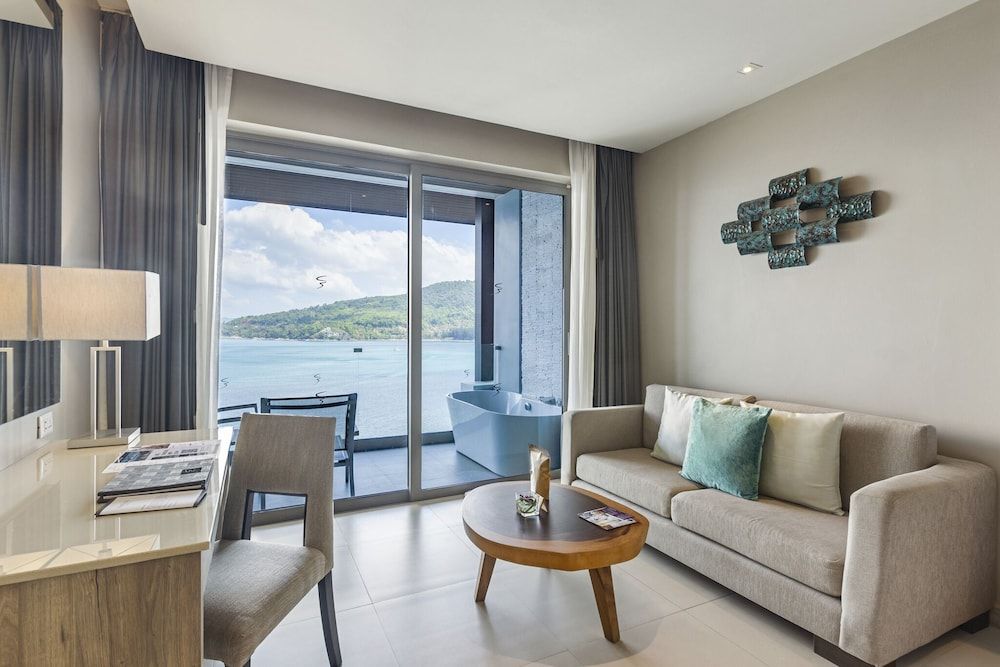 Deluxe Room, 1 King Bed, Sea View