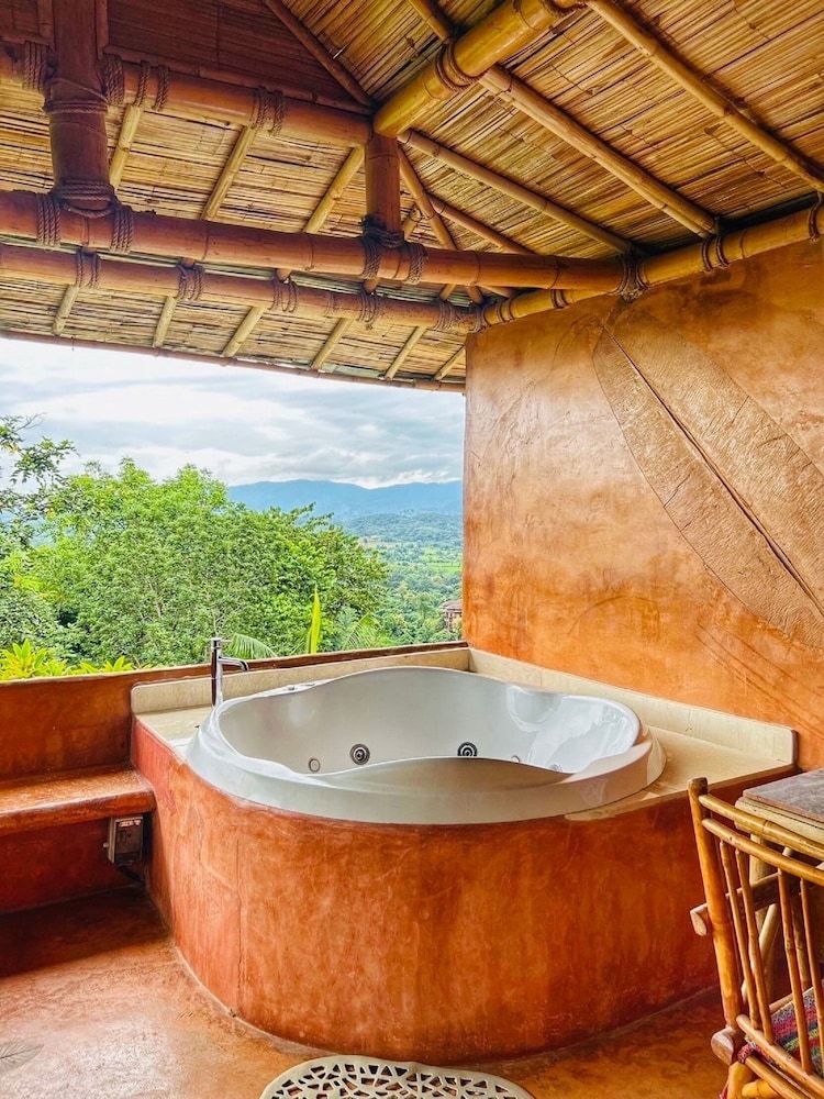 Boutique Cottage with Balcony Bathtub