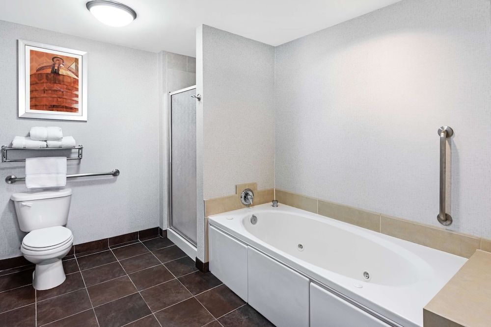 Suite, 1 King Bed, Jetted Tub