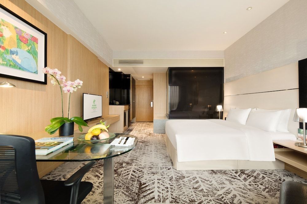 Premium Room, 1 King Bed, Club Lounge Access (Bath Shower Combination)