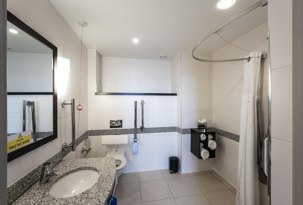 Hampton by Hilton Liverpool/John Lennon Airport Room, 1 Queen Bed, Accessible, Non Smoking (Roll-in Shower) 3