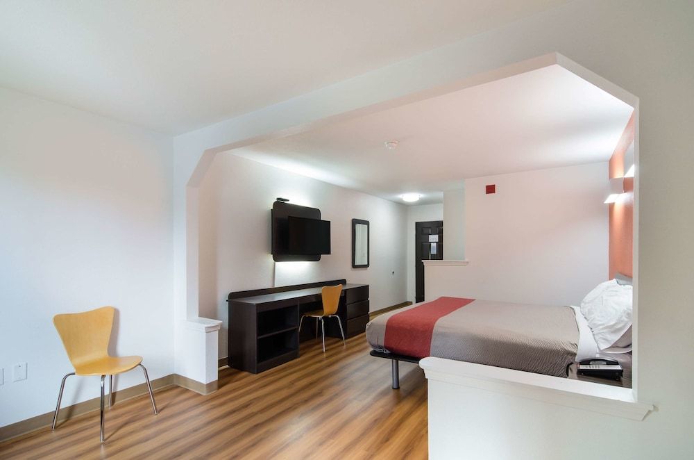 Motel 6 Moss Point, MS Standard Room, 1 King Bed, Non Smoking 2