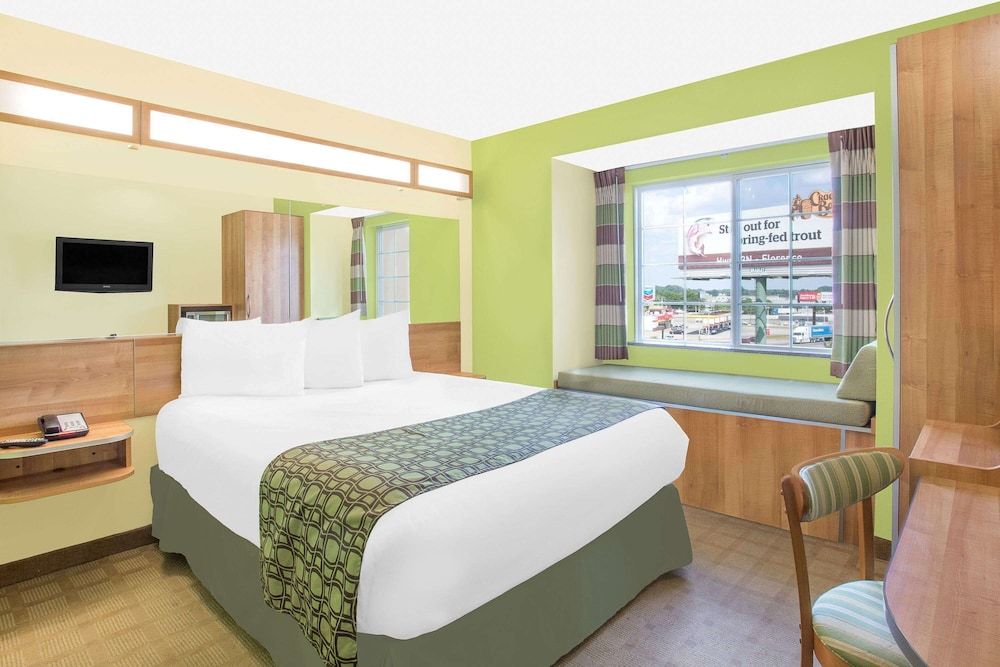 Suite, 1 Queen Bed, Accessible, Non Smoking (Mobility/Hearing)