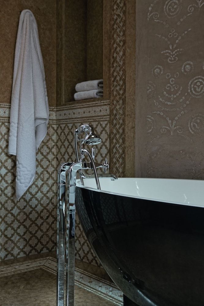 Deep Soaking Bathtub