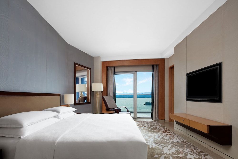 Club Suite, 1 King Bed, View