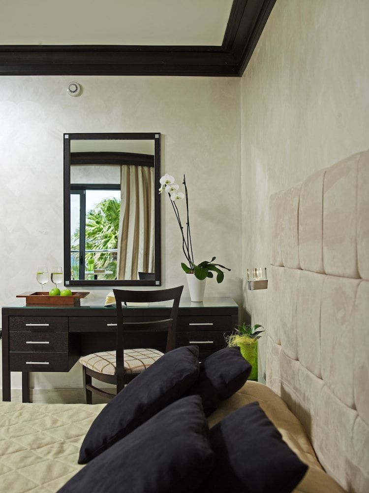 Standard Twin Room (Land View)