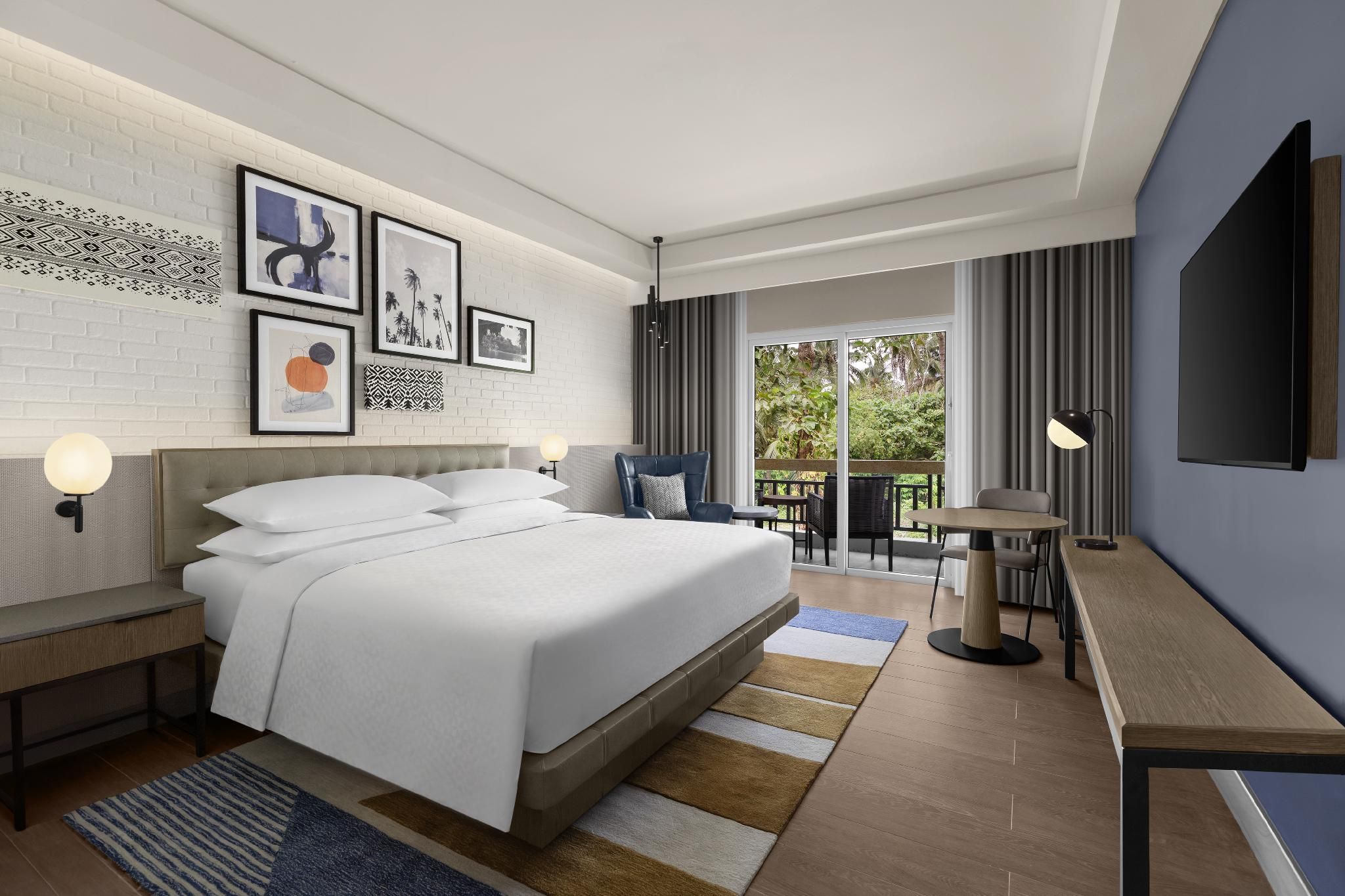 Deluxe, Guest room, 1 King, Garden view, Balcony