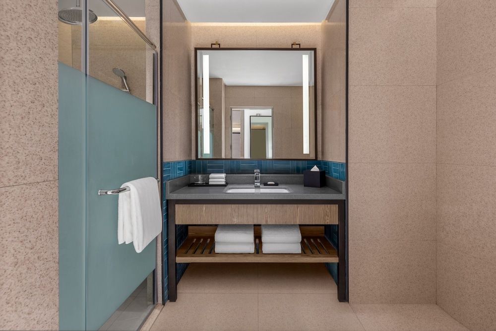 Four Points by Sheraton Palawan Puerto Princesa Superior Room, 1 King Bed, Balcony, Garden View 2