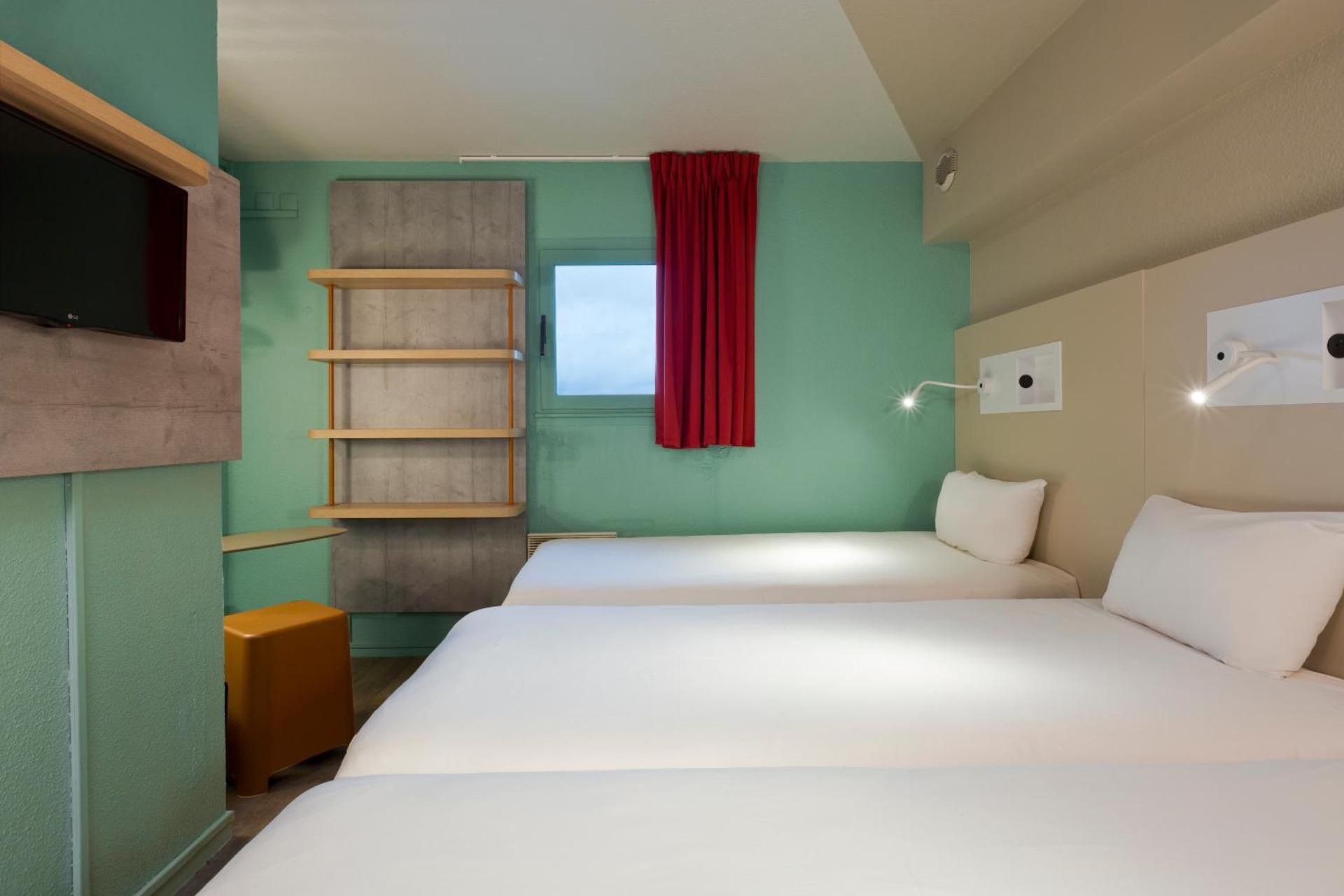 Triple - Room For 3 People With 3 Single Beds.
