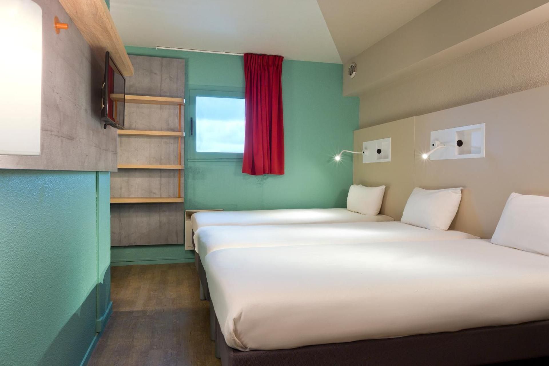 Triple - Room For 3 People With 3 Single Beds.