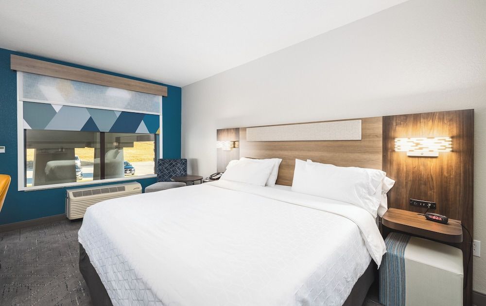 Suite, 1 King Bed (Walk-In Shower)