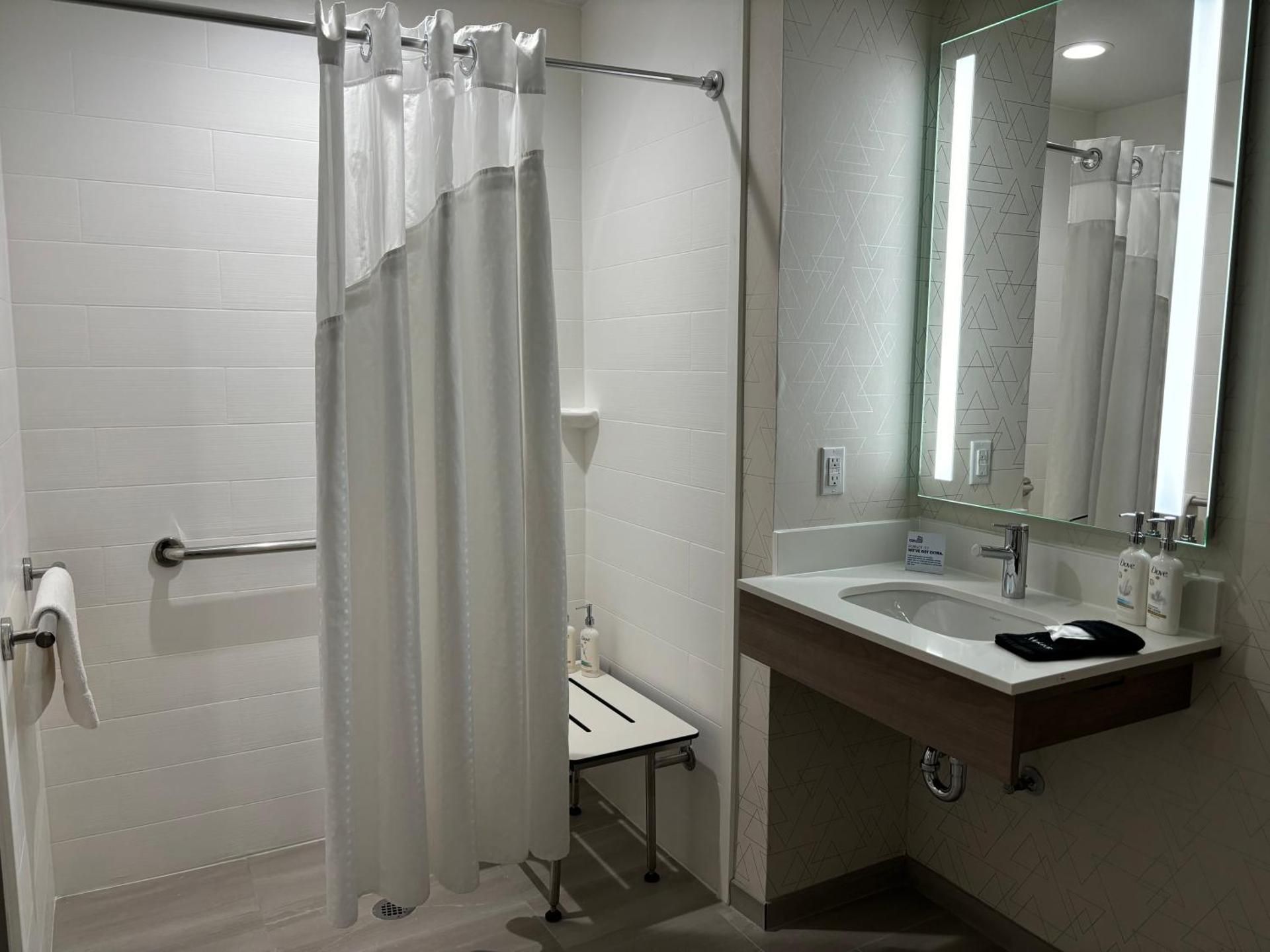 2 Queen Standard Mobility Access Roll Shower