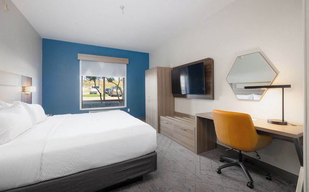 Standard Room, 1 King Bed, Accessible (Mobility, Accessible Tub)