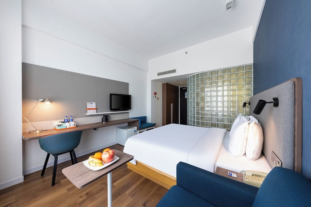 Standard Room, 1 Queen Bed, City View