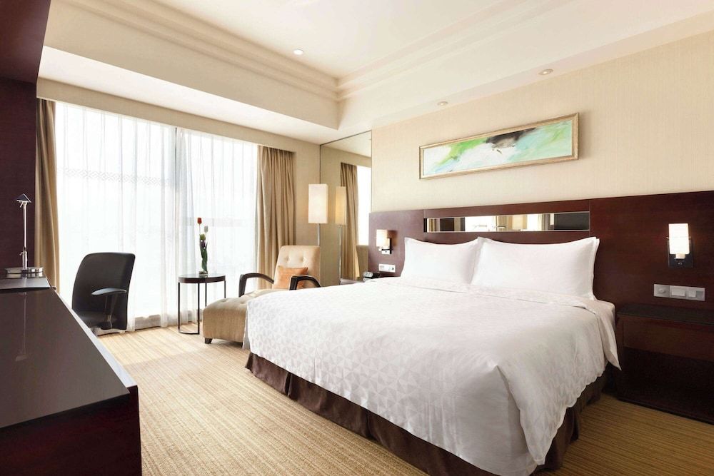 Superior Room, 1 King Bed, Smoking
