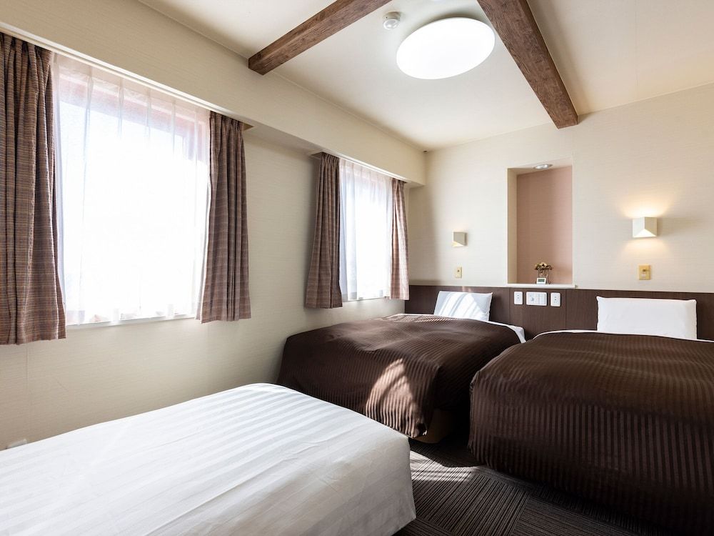 Twin Room, Smoking