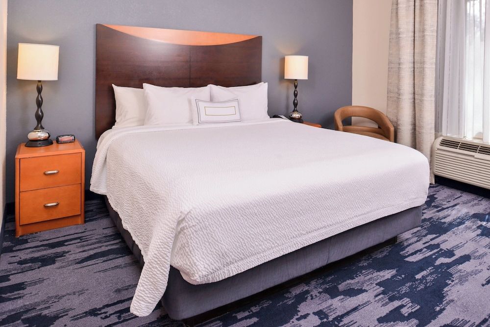 Room, 1 King Bed, Non Smoking (Mobility/Hearing Access, Roll-in Shwr)