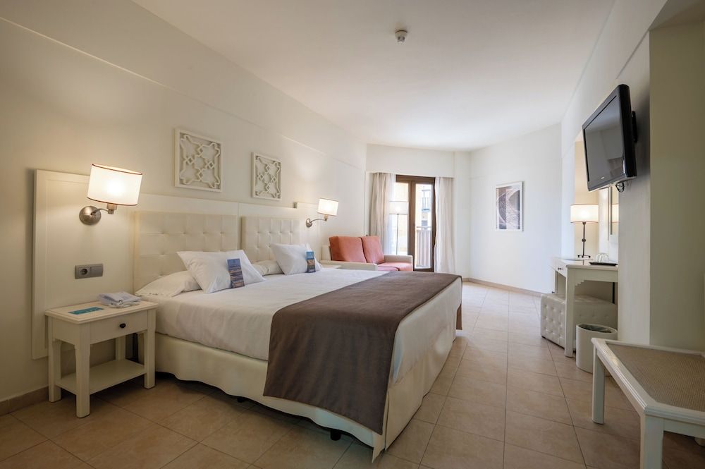 Family Room, Partial Sea View (2 Adults + 2 Children)