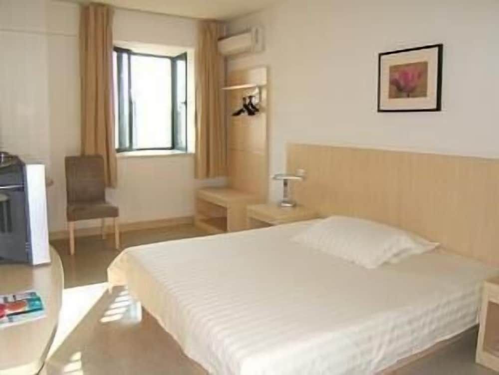 undefined Jinjiang Inn Shanghai Hongmei Road S 3