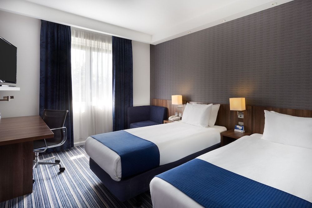 Holiday Inn Express Colchester by IHG Standard Room, 2 Twin Beds (with Free Hot Breakfast) 3