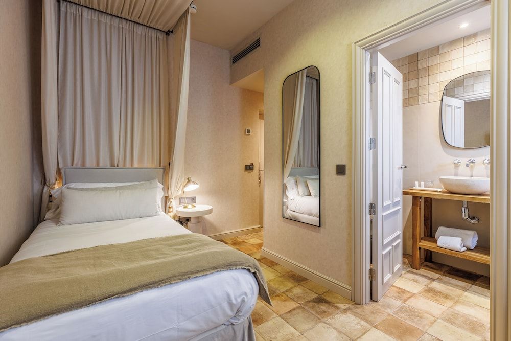 Single Room, Mountain View