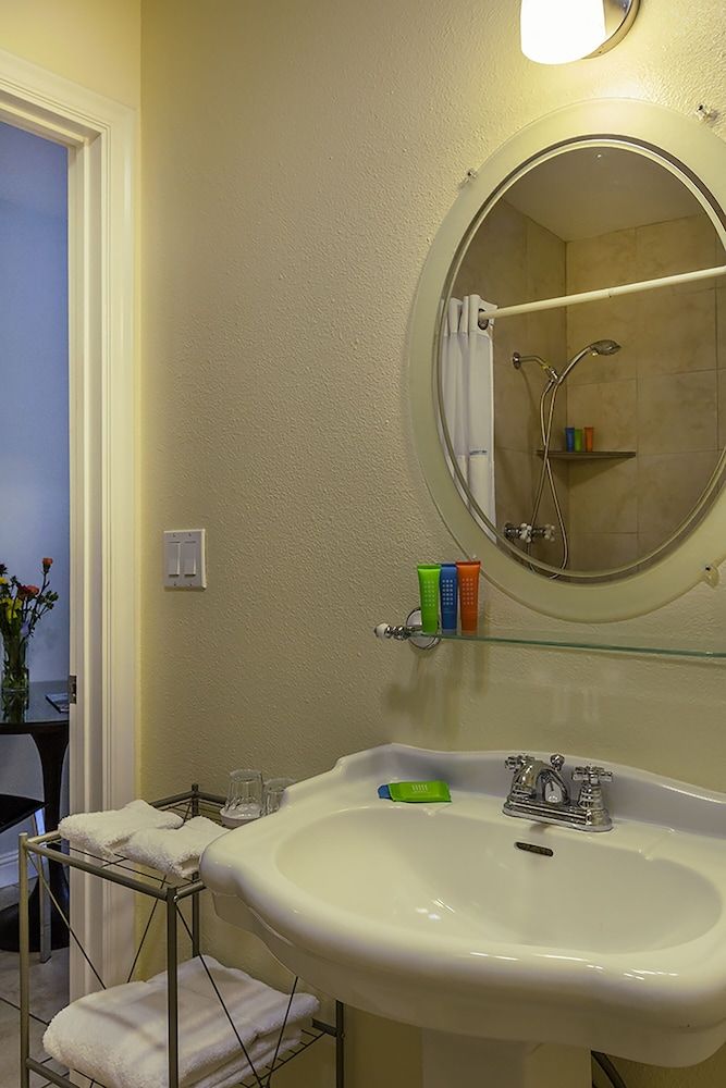 Standard Room, 1 Queen Bed, Jetted Tub, Lakeside