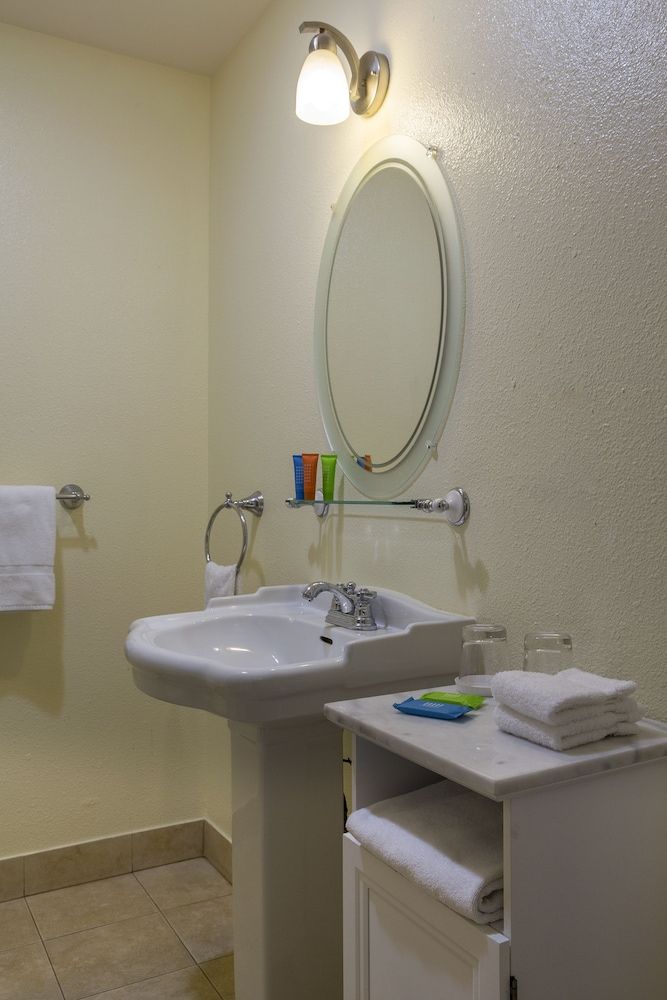 Standard Room, 2 Queen Beds, Refrigerator & Microwave, Mountainside
