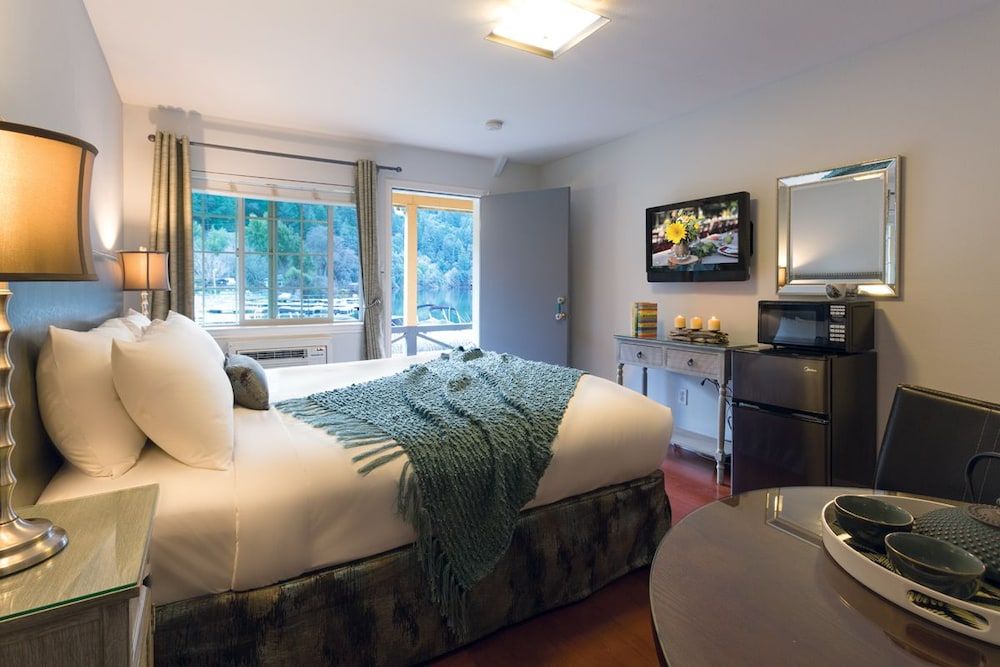 Standard Room, 1 King Bed, Lakeside