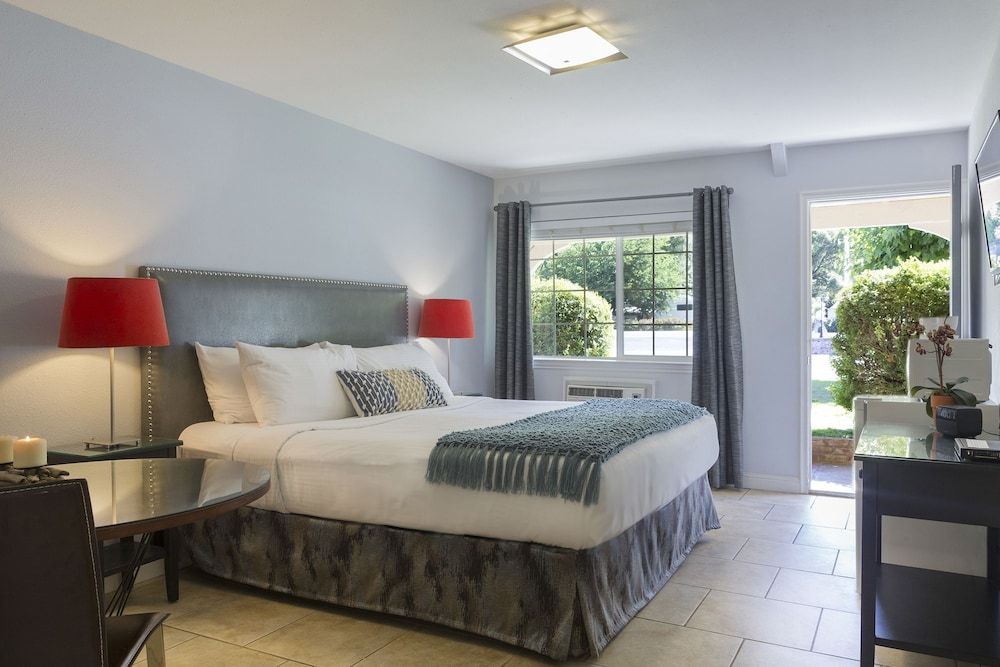 Standard Room, 1 Queen Bed, Kitchenette, Lakeside