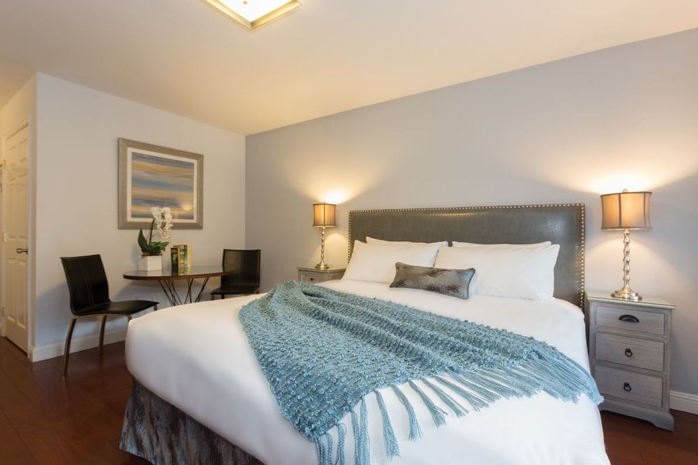 Standard Room, 1 King Bed, Lakeside