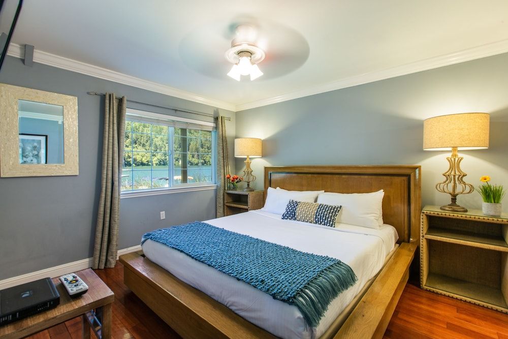 Standard Room, 1 Queen Bed, Kitchenette, Lakeside